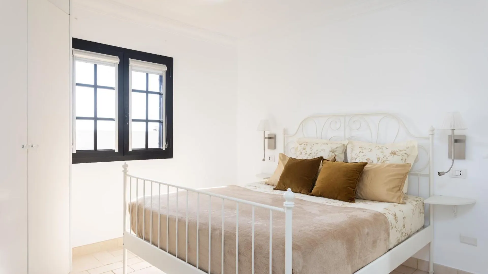 Hébergement de vacances Exclusive Townhouse In Central Plaza Del Duque Close To The Beach Costa Adeje
